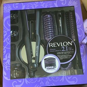 Revlon 21 Piece Gift Set with Straighten